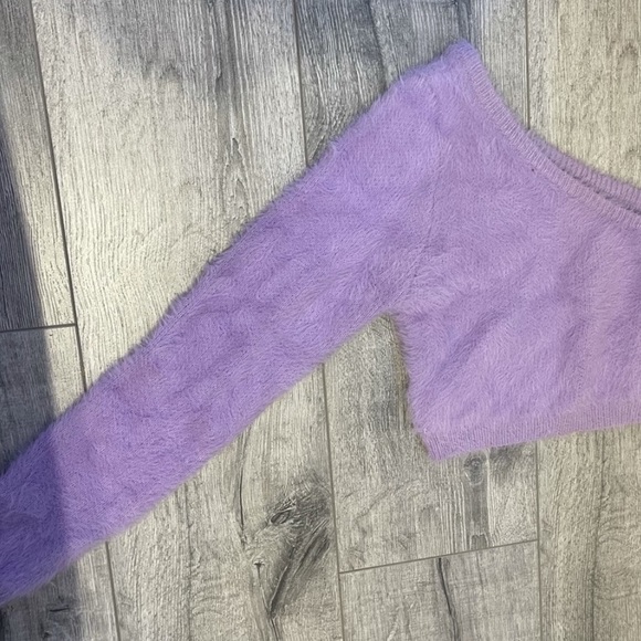 Asymmetrical cropped sweater with one sleeve - Picture 2 of 2